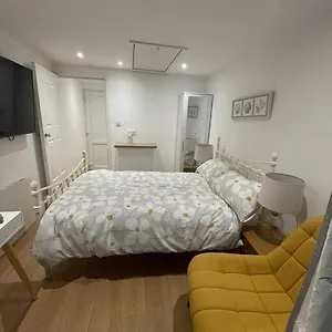 1 Bedroom Guest Near Centre. Apartment